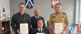 Zdjęcie przedstawia od lewej: wójta gminy Wietrzychowice Tomasza Banka, skarbnika OSP Wiktora Urbana na wózku inwalidzkim Prezesa OSP Jadowniki Mokre Macieja Mądrzyka oraz komendanta PSP w Tarnowie st. bryg. Krzysztofa Gładysza