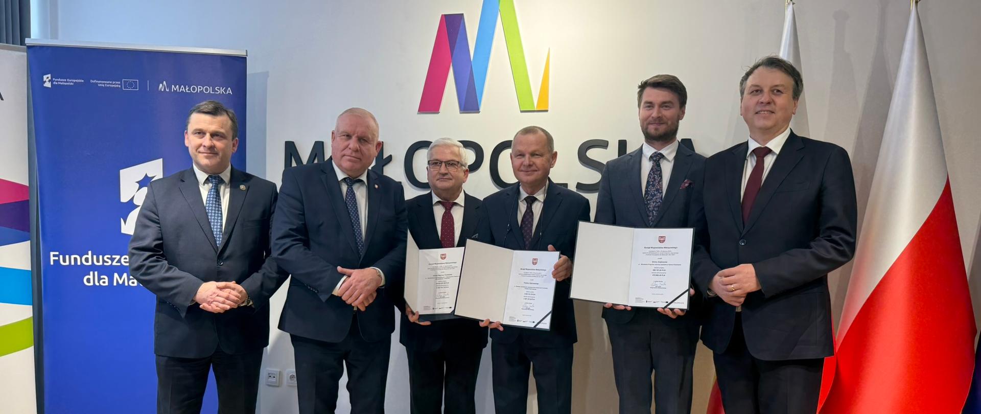 Na zdjęciu Starosta Dąbrowski podczas przekazania wsparcia z Funduszy Europejskich