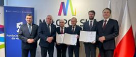 Na zdjęciu Starosta Dąbrowski podczas przekazania wsparcia z Funduszy Europejskich dla Powiatu Dąbrowskiego
