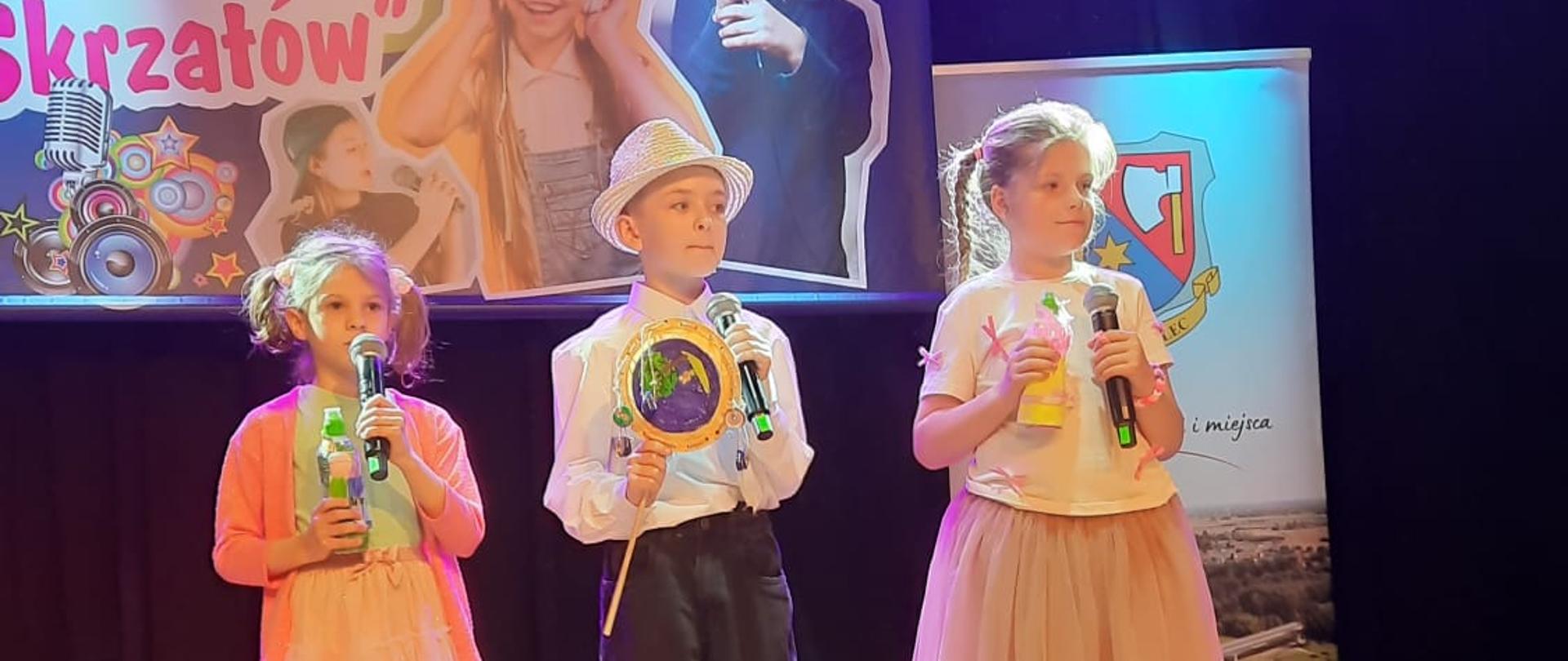 Występ uczniów klasy 1b podczas konkursu