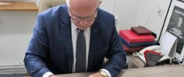 Starosta Hajnowski Andrzej Skiepko podczas podpisywania dyplomów