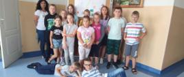 Zdjęcie przedstawia grupę półkolonistów wraz z wychowawcą, nazwa grupy Jeże.