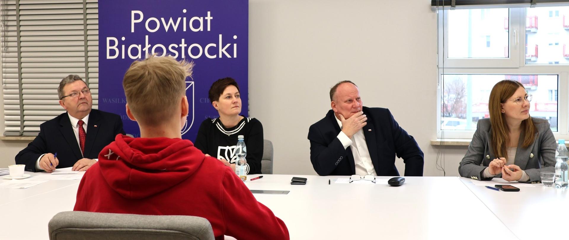 Komisja ogląda prezentację jednego z uczestników
