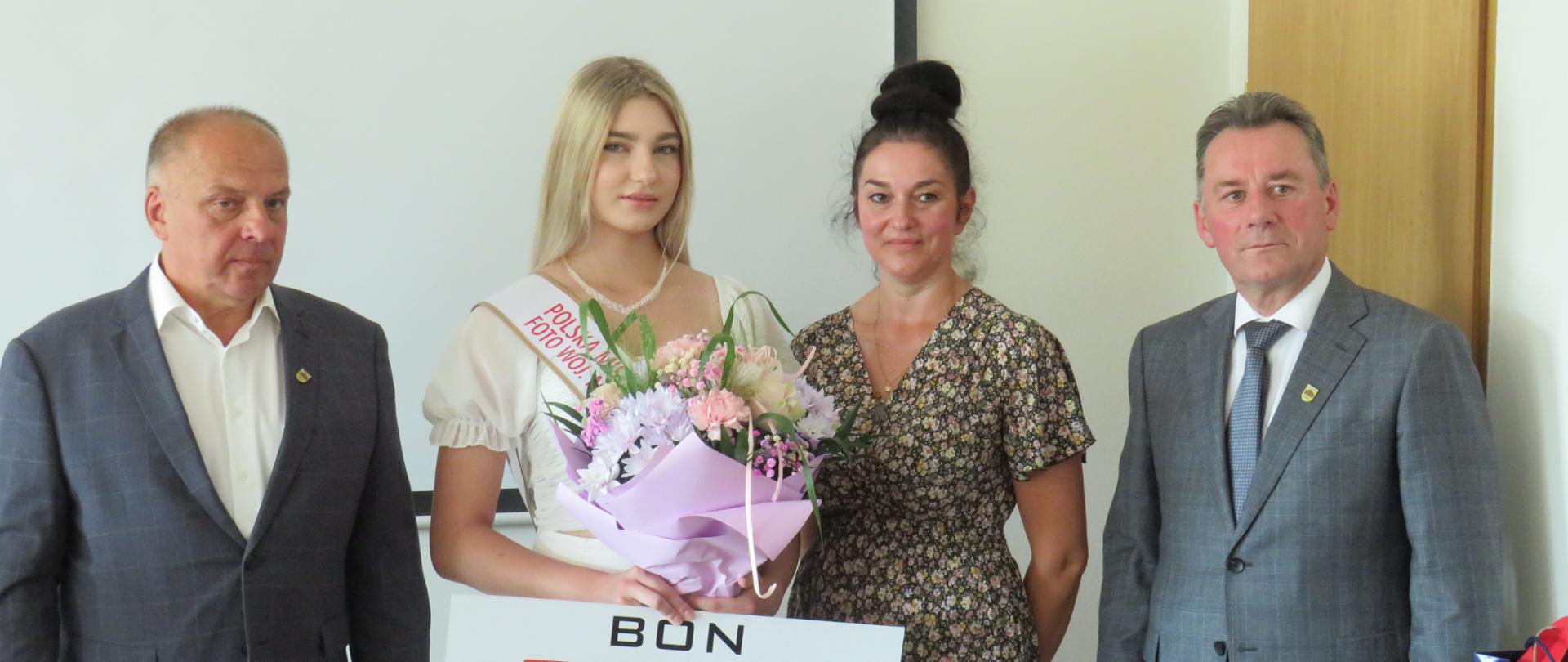 Wspólne zdjęcie władz samorządowych z Miss Nastolatek województwa Mazowieckiego i jej mamą