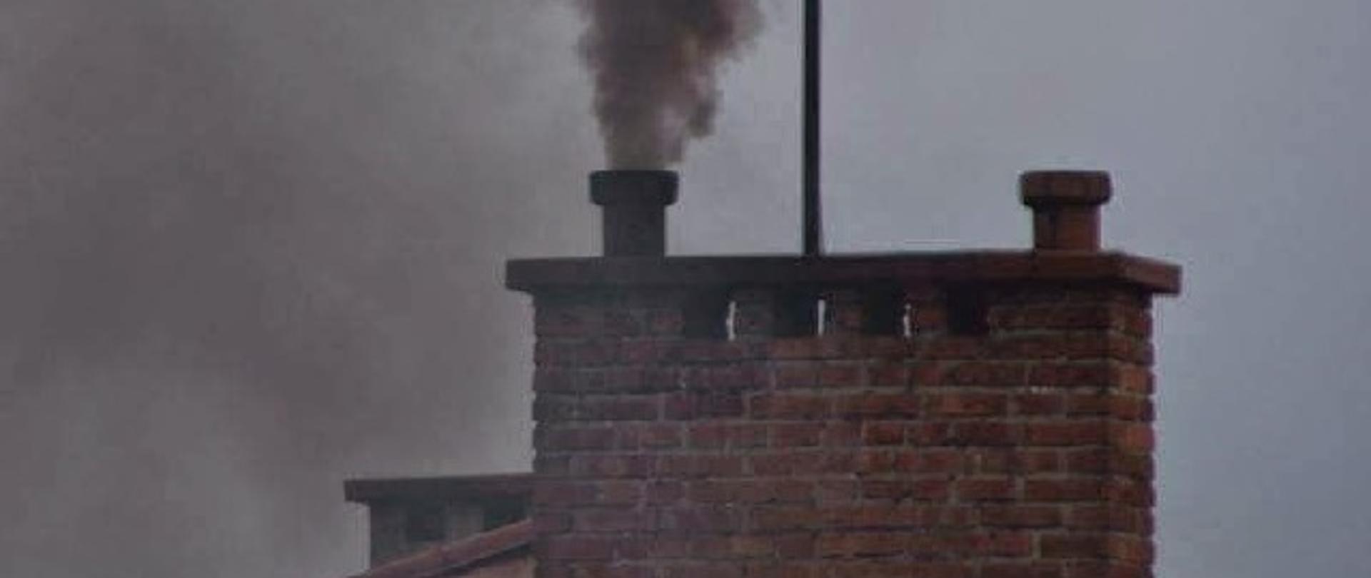 komin z którego wydobywa się czarny dym