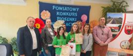 Zwyciężczynie konkursu wraz z opiekunami i organizatorami.
