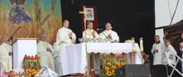 Ks. bp. dr Piotr Sawczuk w asyście księży odprawia Mszę Świętą w intencji rolników