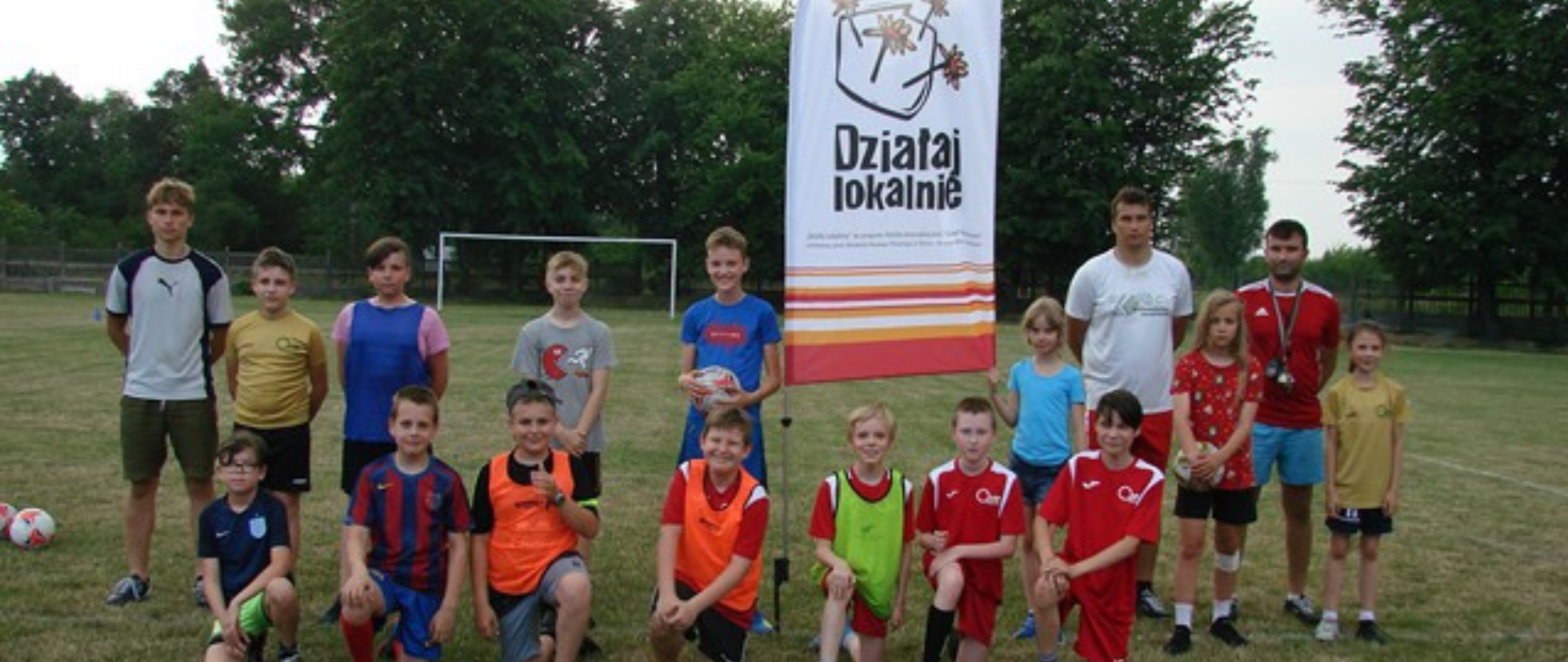 Pamiątkowe zdjęcie uczestników z trenerami