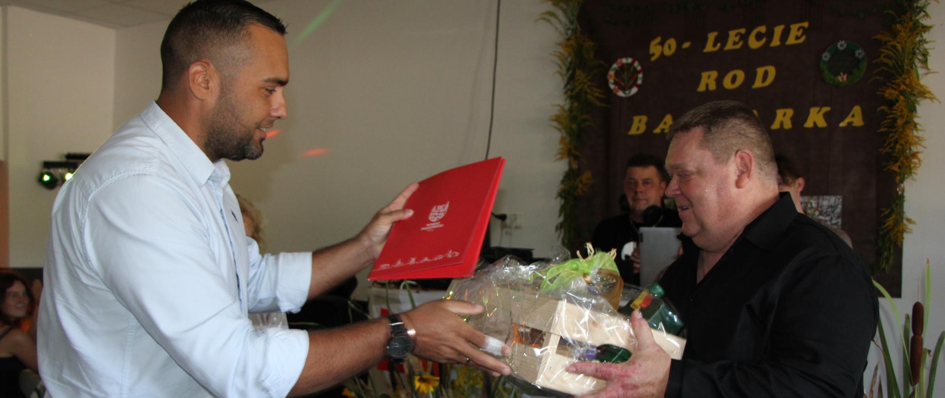 Osoba wręcza prezent