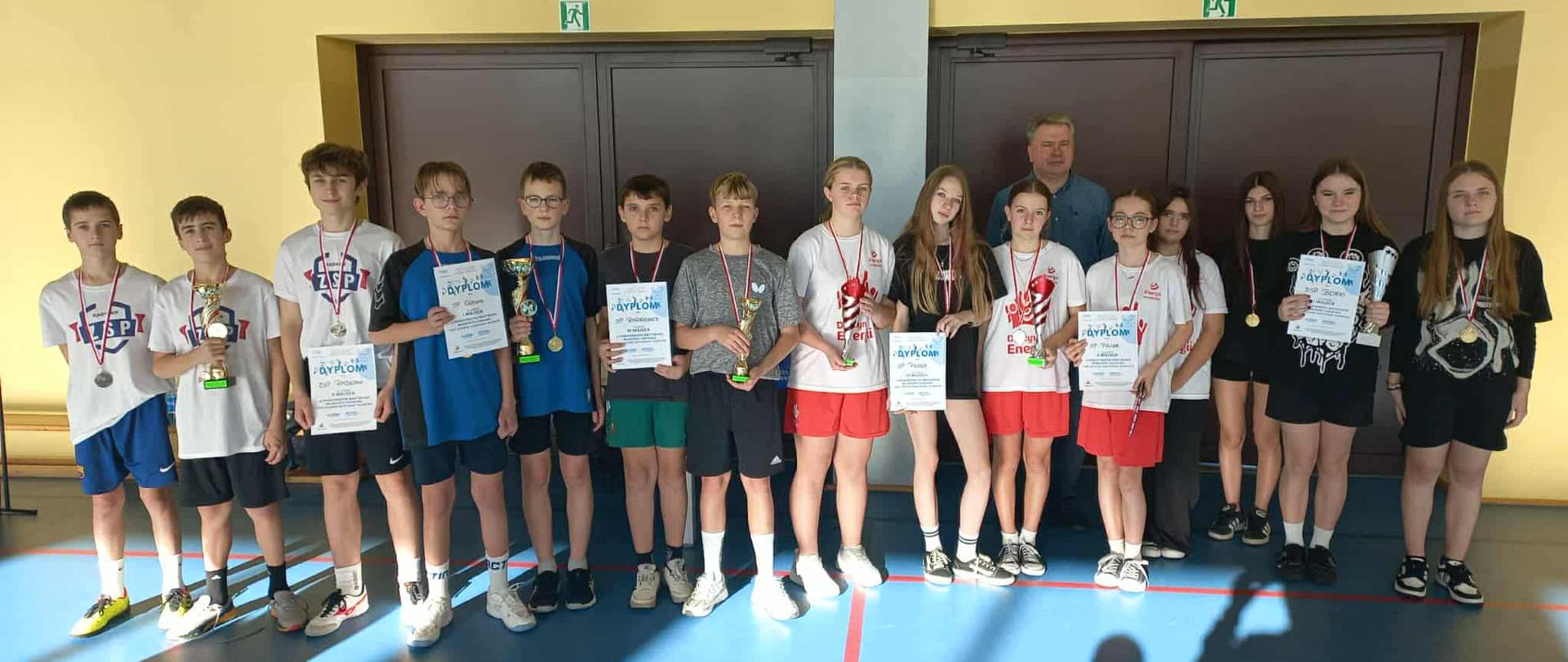 Laureaci pierwszych trzech miejsc w kategorii dziewcząt i chłopców