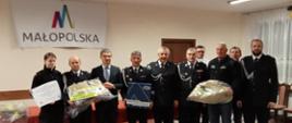 Przekazanie ubrań w remizie OSP Tymbark