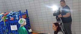 Młoda uczestniczka udziela wywiadu lokalnej TV