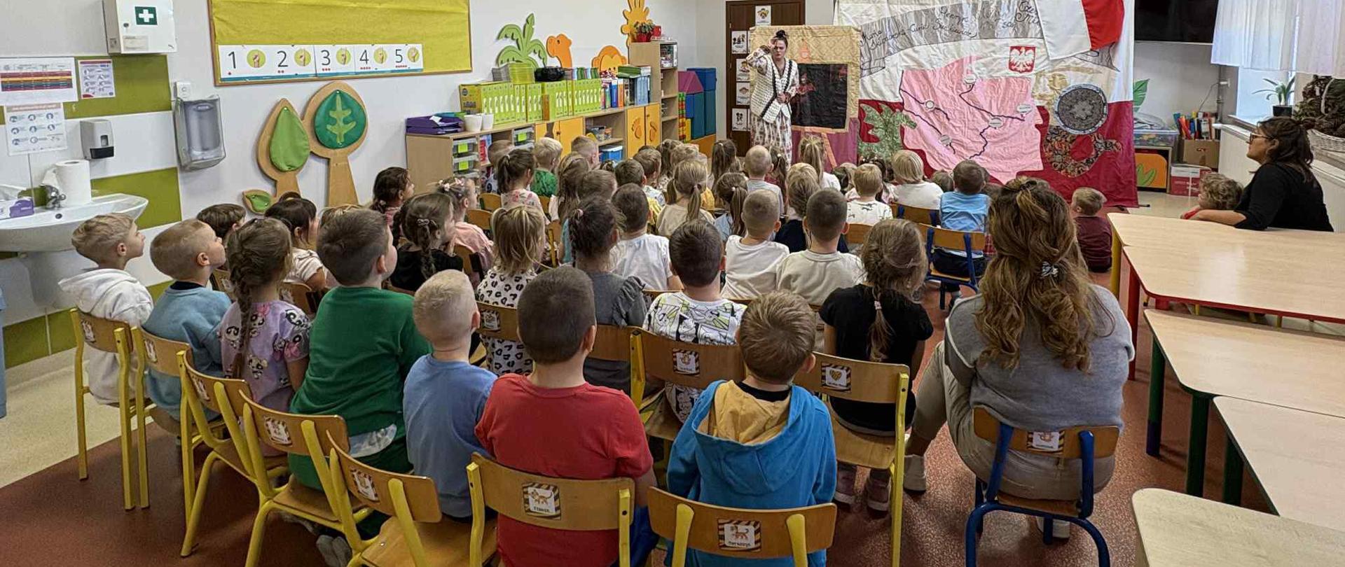 Przedszkolaki Oglądają „Elementarz Młodego Patrioty”!