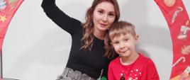Rodzice pozują z dzieckiem do wspólnego zdjęcia, prezentują efekty warsztatów