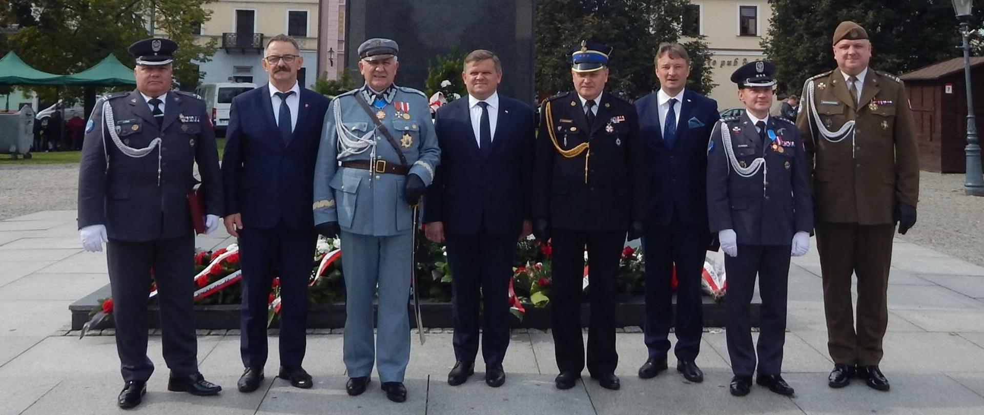 Przedstawiciele delegacji przed pomnikiem Józefa Piłsudskiego