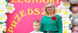 Dyrektor Ewelina Dorota Durzyńska pozuje do zdjęcia z absolwentami przedszkola