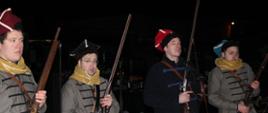 Na zdjęciu członkowie Grupy Rekonstrukcji Historycznej 14 Pułk Strzelców Syberyjskich przygotowujący się do strzału.