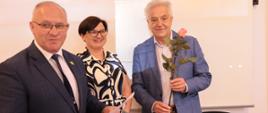 Starosta Hajnowski, Wicestarosta i Przewodniczący Rady Powiatu w trakcie wręczania podziękowań rodzicom zastępczym i opiekunom
