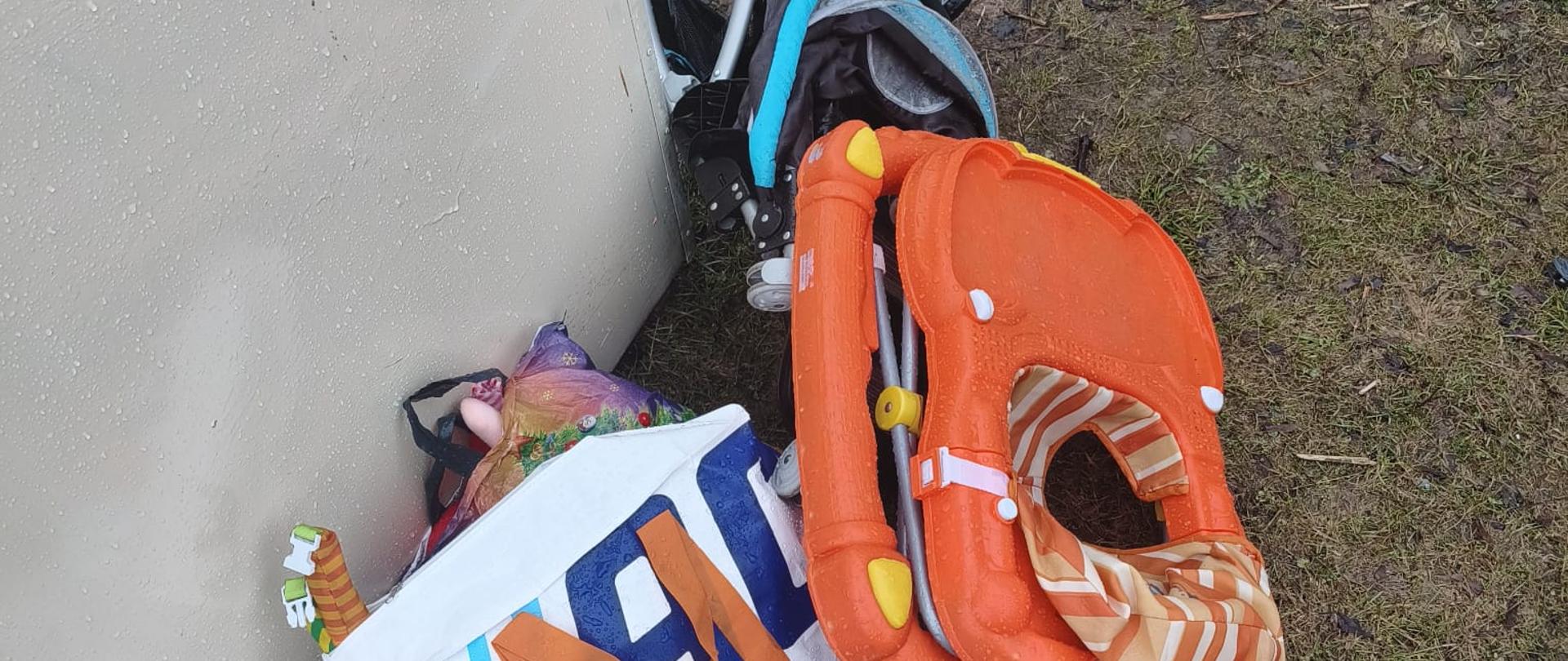 Siatka, wózek, oraz chodzik na placu pagiet 