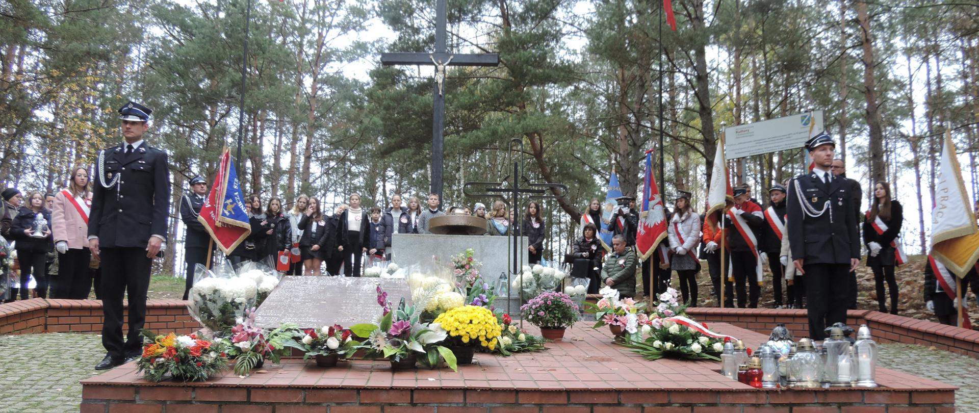 Na zdjęciu widać pomnik wraz z osobami będącymi na apelu na wzgórzach Morzewskich