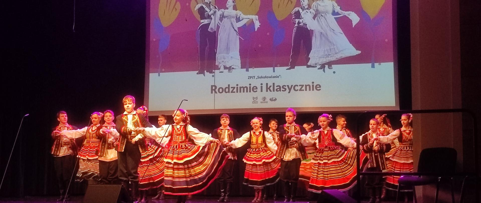 tancerze w strojach ludowych na scenie