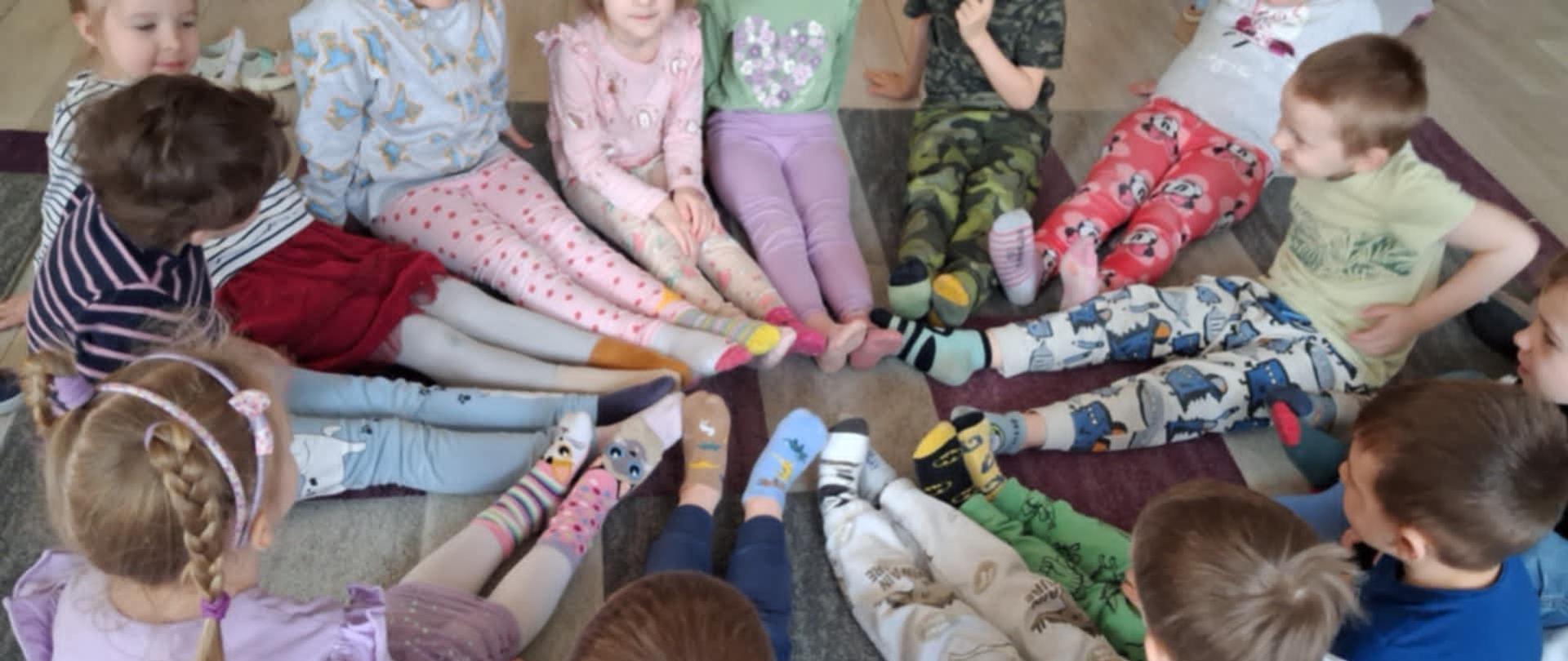 Małe Rysie prezentują kolorowe skarpetki