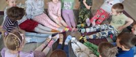 Małe Rysie prezentują kolorowe skarpetki