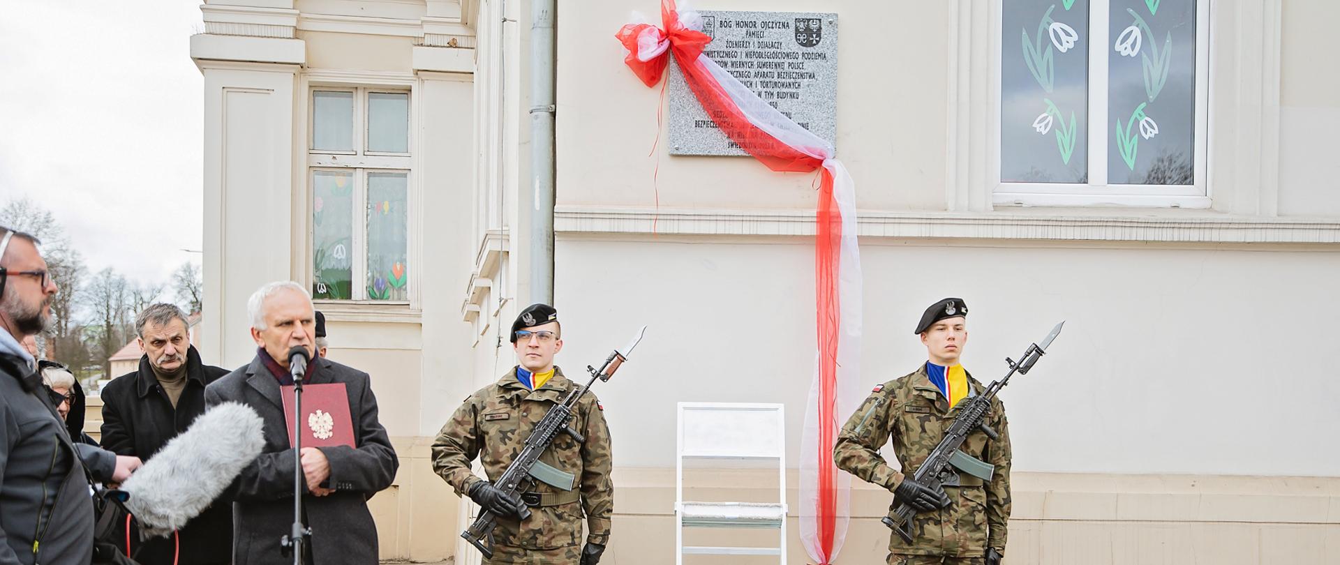 grupa ludzi na zewnątrz