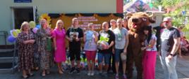 Wspólne zadęcie uczestników rajdu z żubrem - moment wręczania nagród
