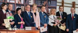 Przedstawiciele samorządu powiatowego wraz z dyrekcją i nauczycielami podczas jubileuszu