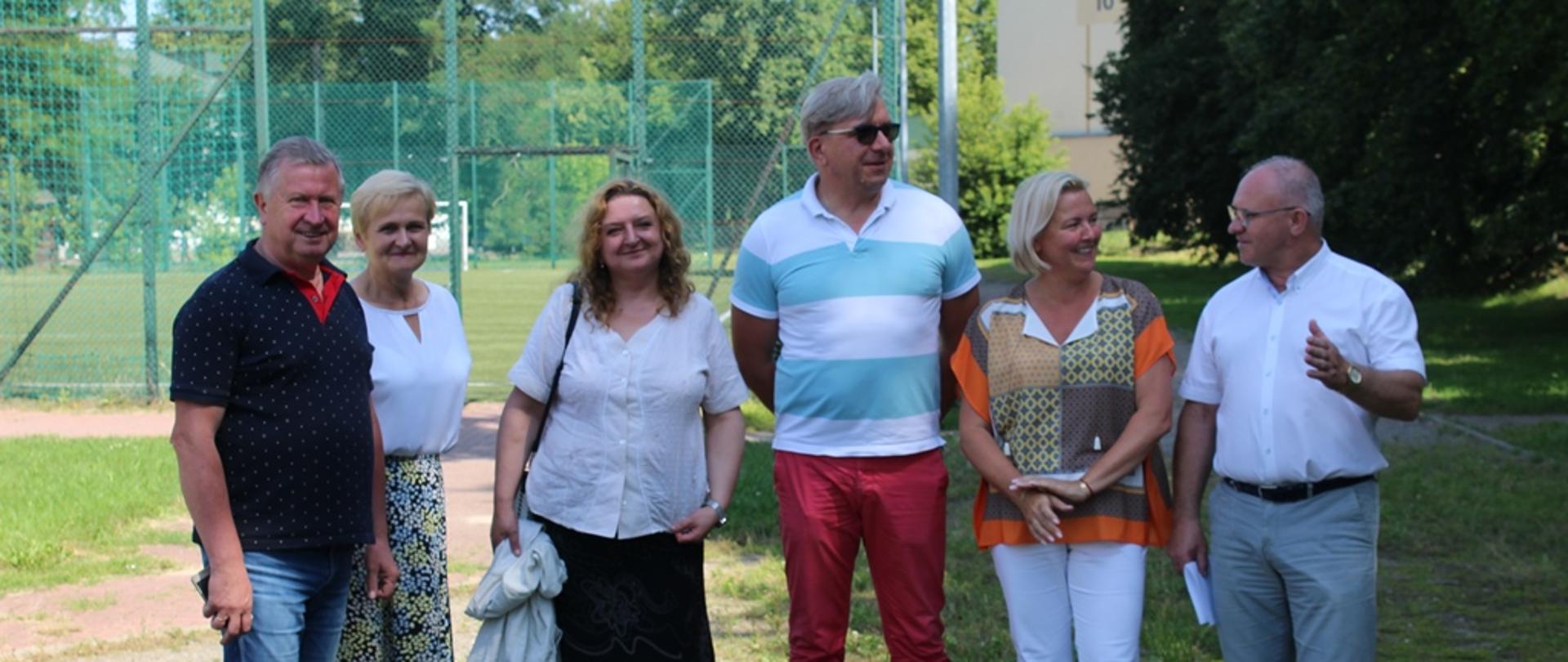 Przedstawiciele samorządu powiatu, dyrekcja szkoły oraz Wykonawcy podczas omawiania harmonogramu prac