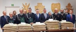 Na zdjęciu widzimy ujęcie z sali konferencyjnej gdzie odbywa się uroczyste przekazanie mundurów dla OSP z terenu Miasta i gminy Lipsko.