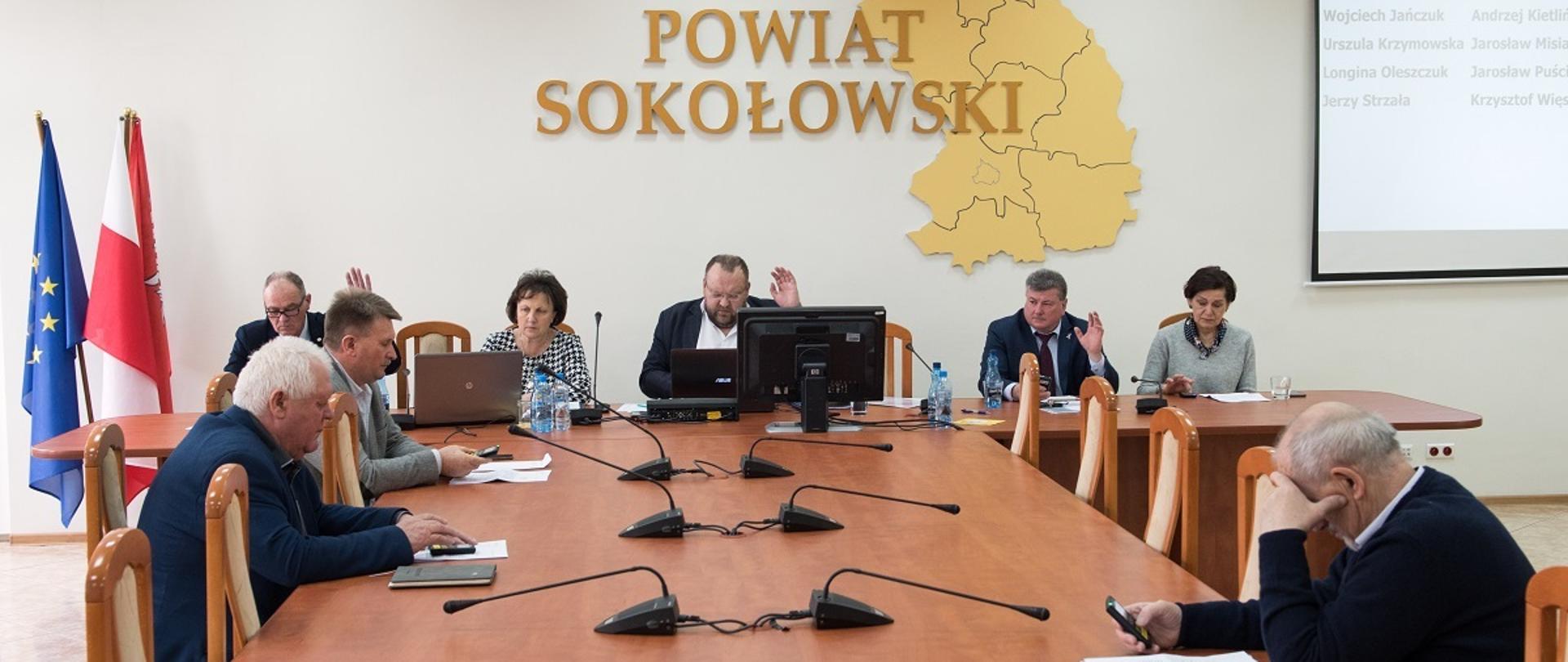 Na zdjęciu Radni Rady Powiatu oddają głos w sprawie uchwały.