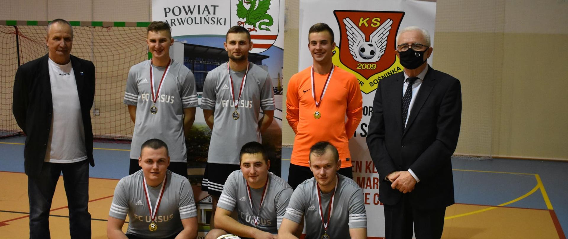 Drużyna FC Ursus (I miejsce w Turnieju) wraz z Przewodniczącym Rady Powiatu Garwolińskiego Panem Waldemarem Trzaskowskim i Przewodniczącym Rady Gminy Łaskarzew Panem Jerzym Błachnio