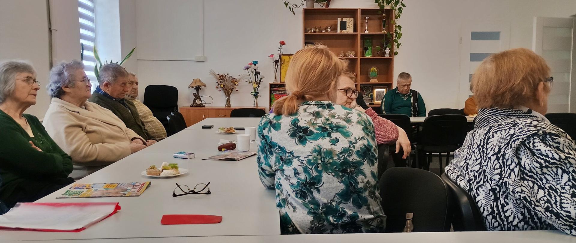 seniorzy podczas zajęć z psychologiem