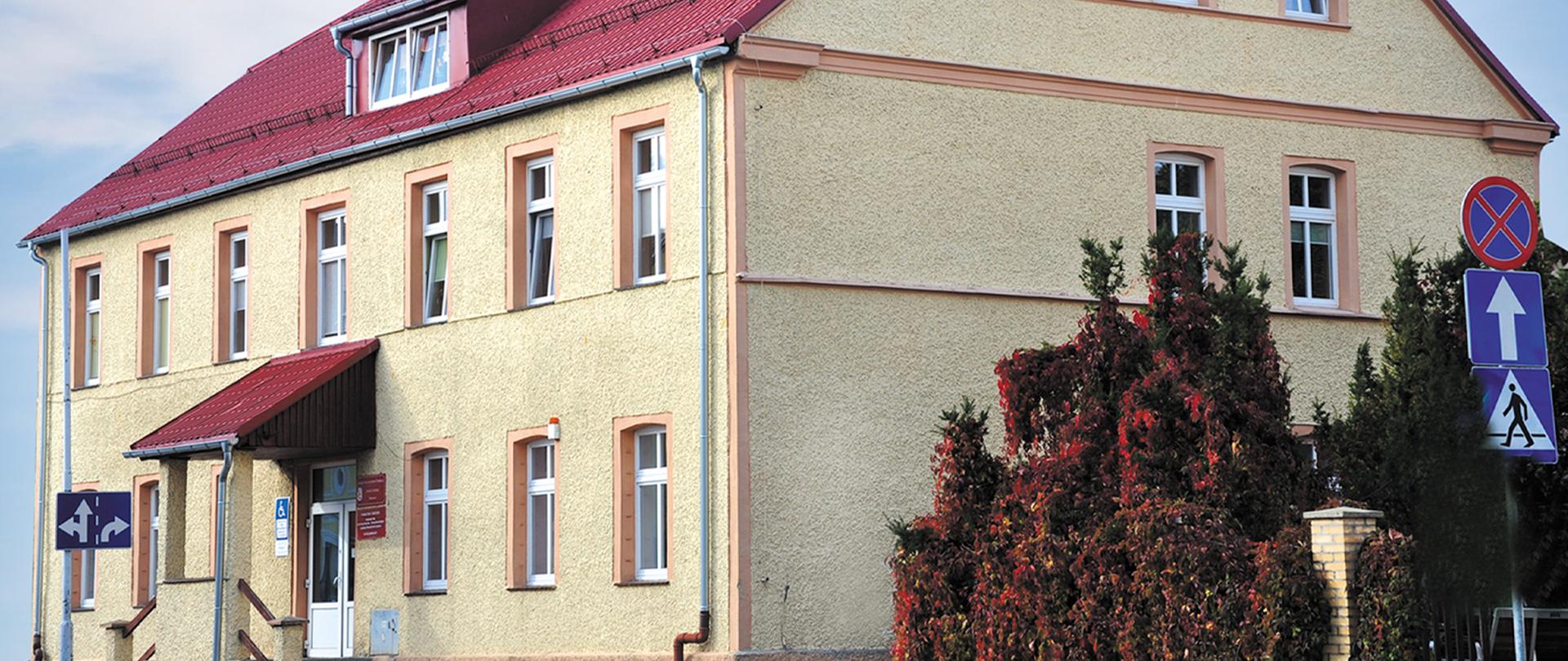 Na zdjęciu widoczny budynek - siedziba Ośrodka w kolorze żółtym z czerwonym dachem