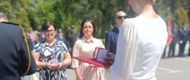 Moment wręczenia nagród i odznaczeń samorządowcom