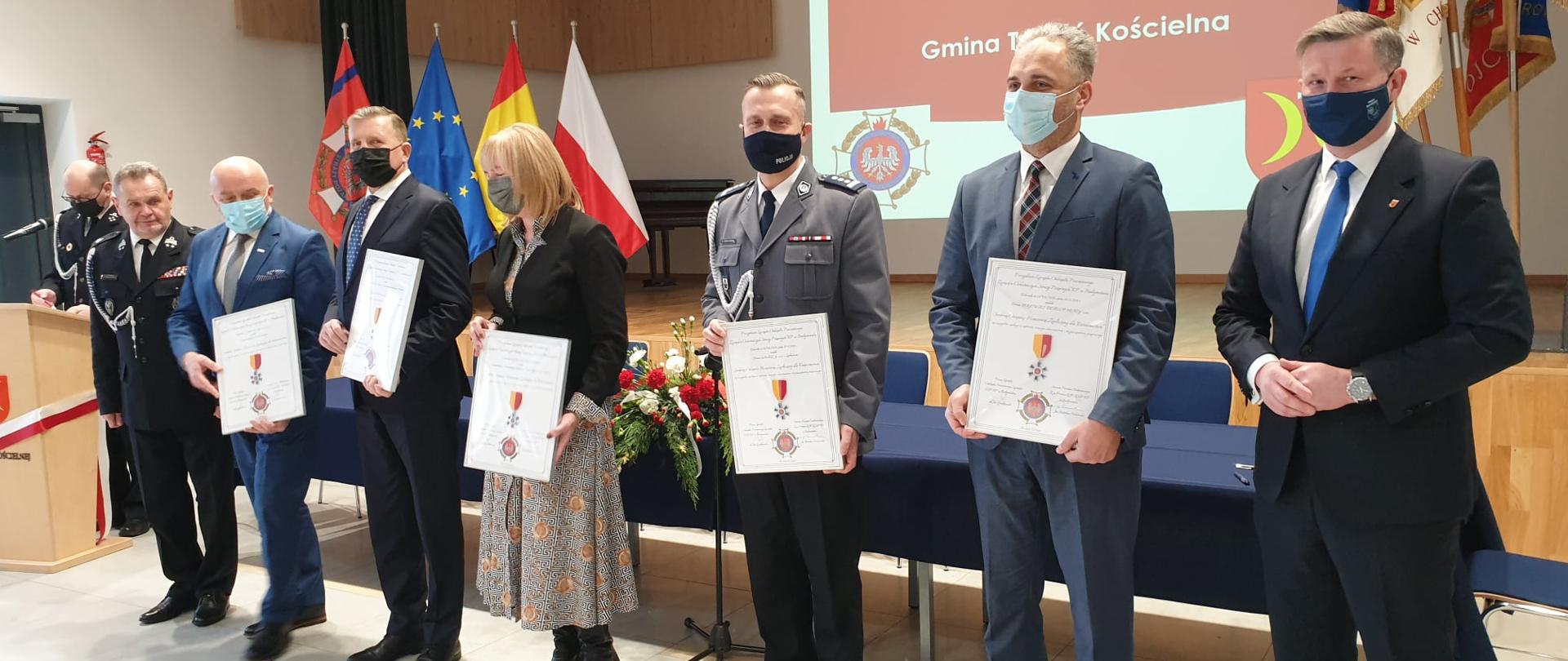 Laureaci trzymający dyplomy