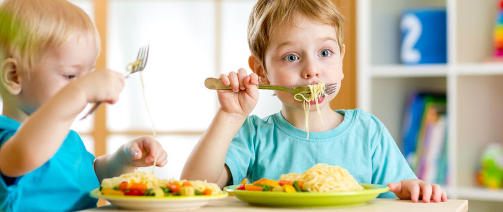 dzieci jedzą zdrową żywność w przedszkolu lub w domu
źródło: https://dietetycy.org.pl/wp-content/uploads/2018/09/35708970_s.jpg