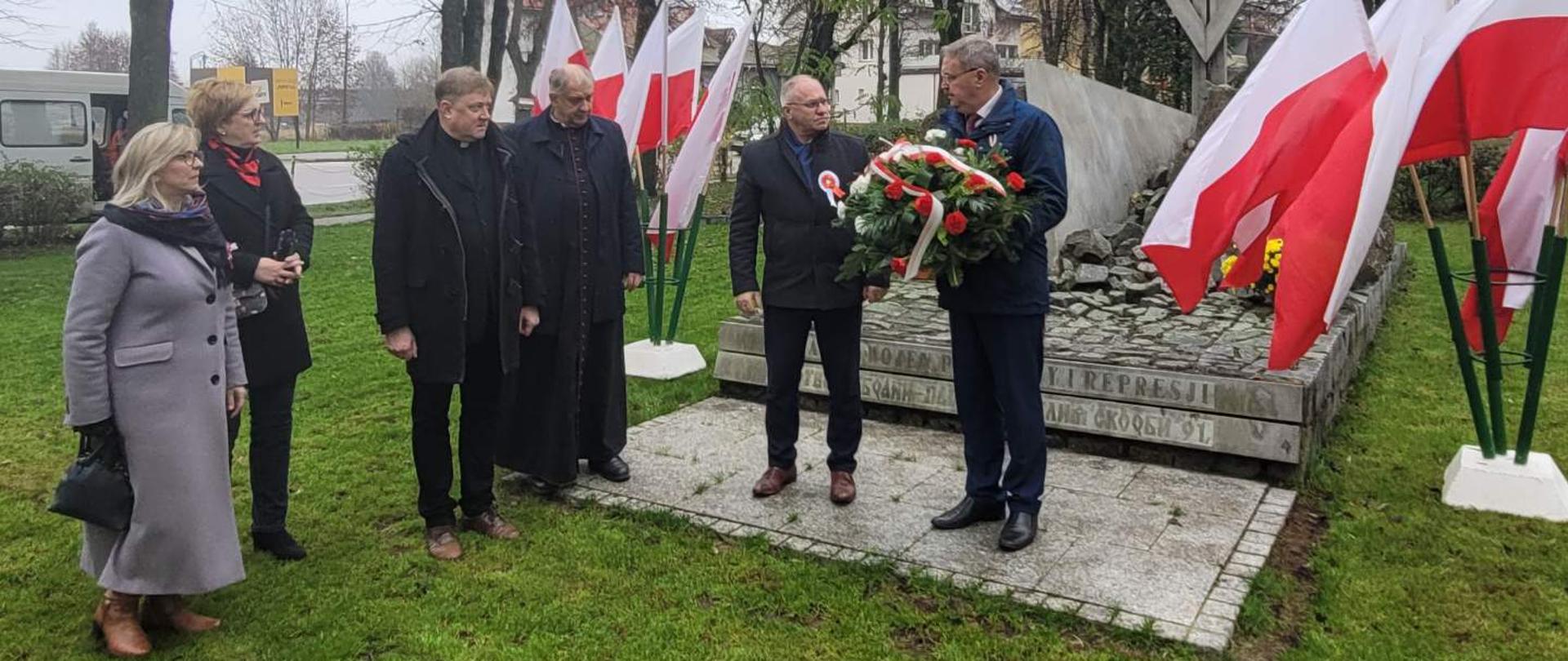 Przedstawiciele delegacji z Łotwy wraz z przedstawicielami Powiatu Hajnowskiego przed pomnikiem