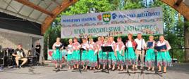 seniorzy w ludowych strojach podczas festiwalu piosenki biesiadnej