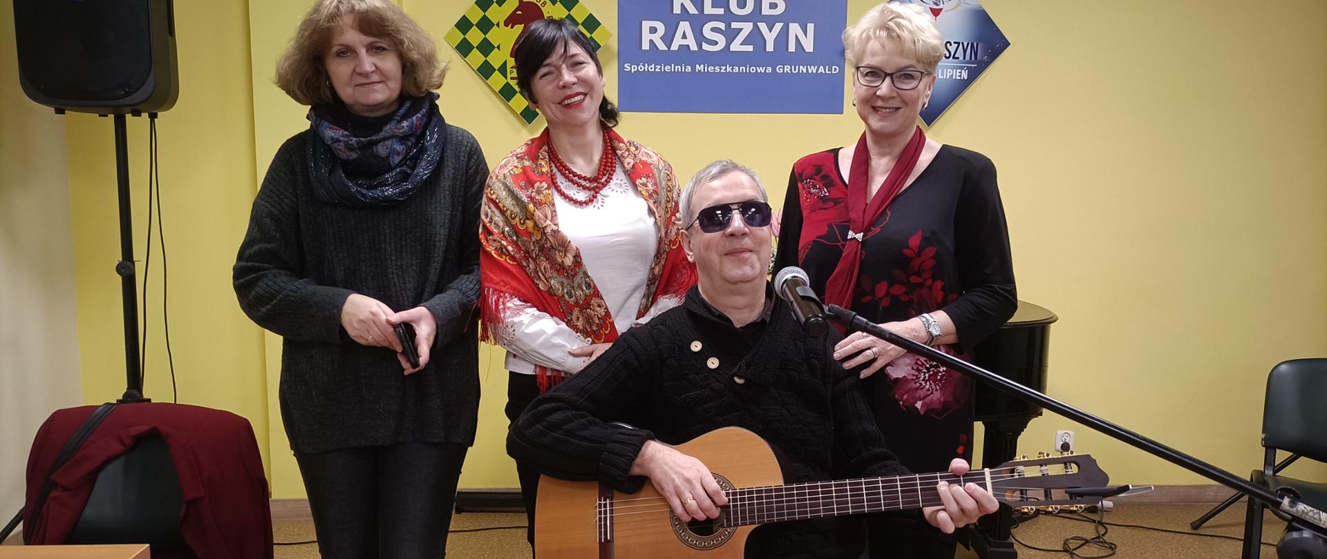 Zdjęci przedstawia pani Joanny Słodyczko z uczestnikami spotkania w Wielkopolskim Oddziale Związku Literatów Polskich w Poznaniu.