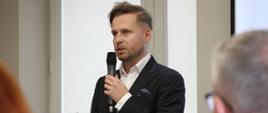 na zdjęciu znajduje się Kamil Kowaleczko podczas spotkania z Radą Miasta Zambrów (28.10.2025 r.).