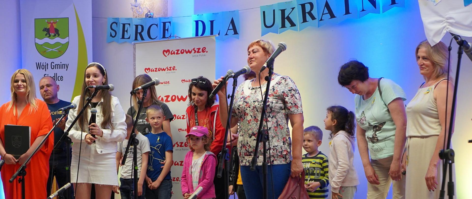 Uchodźcy z Ukrainy na scanie oraz Izabela Kuniewicz Dyrektor GOK w Chodowie 