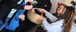 Uczennice szkoły częstują ósmoklasistów drobnymi upominkami