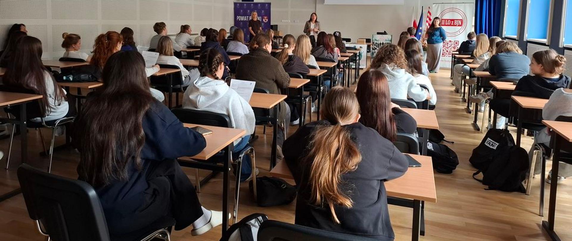 Spotkanie informacyjne KPP I PUP z młodzieżą II Liceum Ogólnokształcącego 