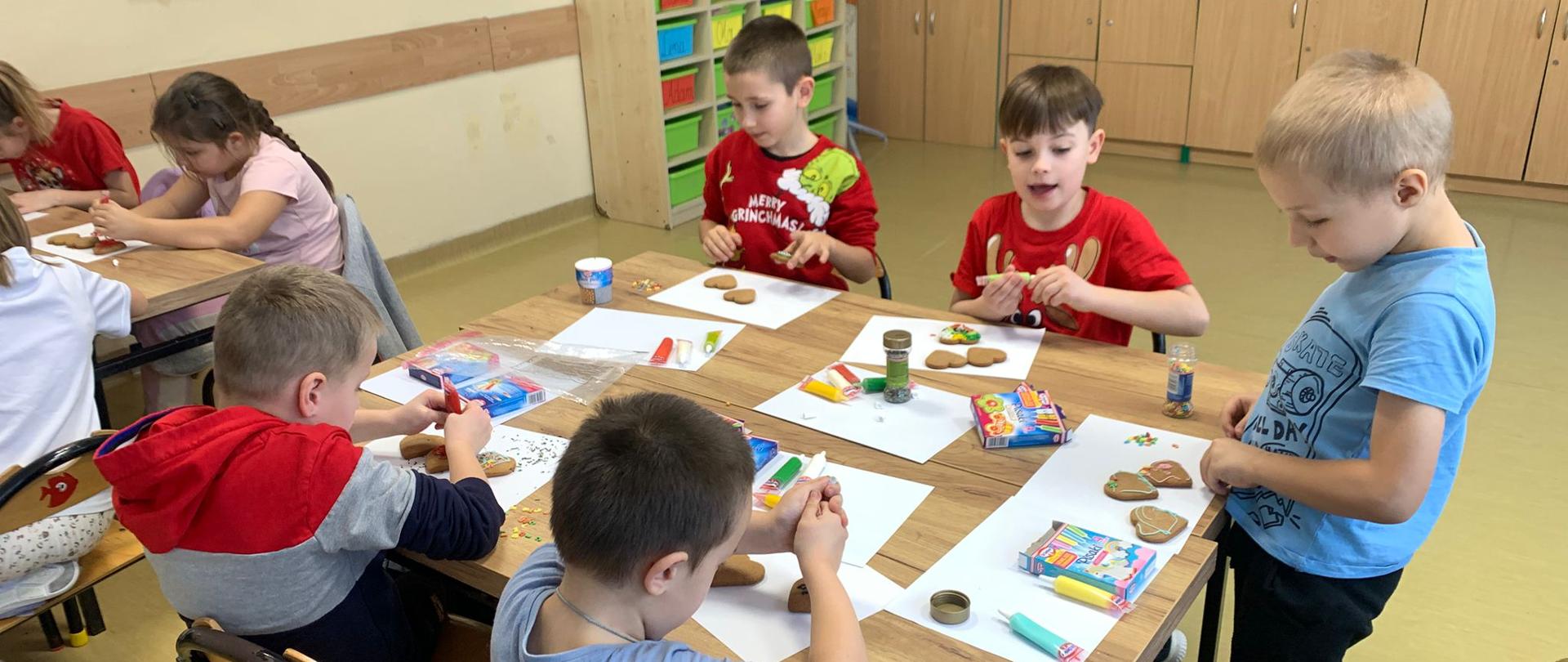 Uczniowie klasy I B ozdabiają pierniki.