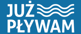 Tło jest jednolite, niebieskie. Duży, biały napis „JUŻ PŁYWAM”, obok którego znajdują się trzy faliste linie symbolizujące wodę.