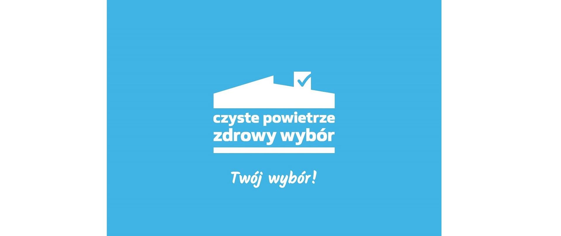 Logo programu „Czyste Powietrze”. Na niebieskim tle w kolorze białym symbol dachu z kominem. Poniżej napis: czyste powietrze zdrowy wybór. Twój wybór!