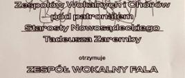 Wyróżnienie dla Zespołu Wokalnego Fala ozdobione konturami śpiewaków chóralnych, podpisane przez Starostę Nowosądeckiego